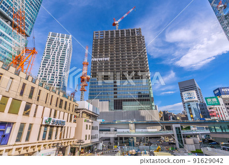 日本澀谷站的東京街景和出現的櫻丘口再開發大樓。部分窗戶玻璃也被拉伸了...... = 6月24日 91629042