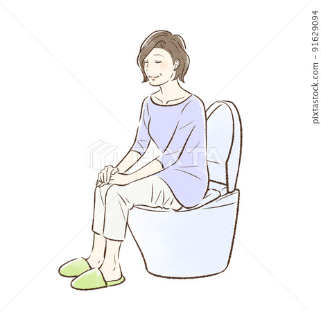 微笑進入浴室的日常穿著的中年婦女_沒有背景 91629094