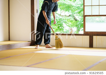 A bearded man cleaning a Japanese-style room A bearded man cleaning a Japanese-style room 91629585