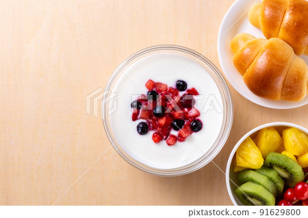 Breakfast yogurt, bread and fruit 91629800