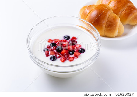Breakfast yogurt and bread 91629827
