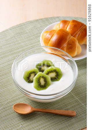 Kiwi yogurt and bread Kiwi yogurt and bread 91629868