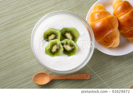 Kiwi yogurt and bread 91629872