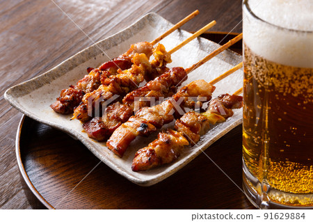 烤雞肉串和啤酒 91629884