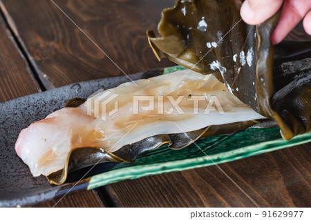 Sea bream sashimi tightened with kelp. The taste of kelp is soaked in the sea bream. Sea bream sashimi tightened with kelp. The taste of kelp is soaked in the sea bream. 91629977