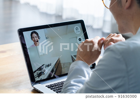 一名男子在網上查看房產 91630300