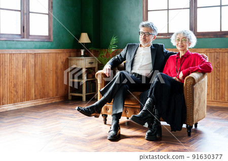 一對時尚中間夫婦的肖像 91630377