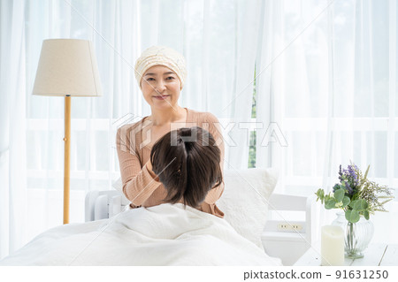 照顧醫用假髮的女性患者 照顧醫用假髮的女性患者 91631250