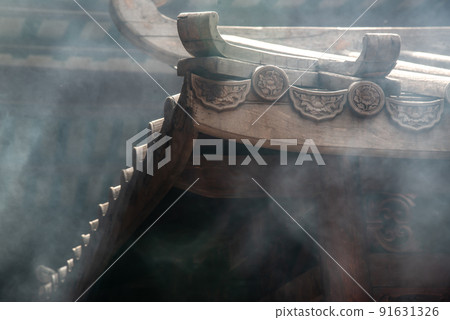 Traditional patterns of the ancient Chinese Temple roof, Within the Dragon Temple Kammalawat (Wat Lengnoeiyi), Wat Leng Noei Yi is the most important Chinese Buddhist temple in Bangkok, Thailand. 91631326