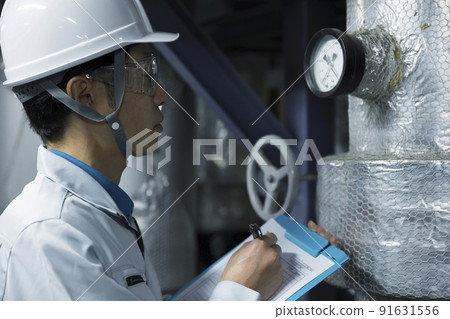 Male worker inspecting the factory 91631556