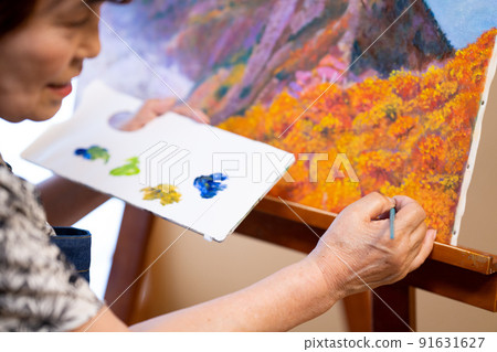 畫圖片的資深婦女 91631627