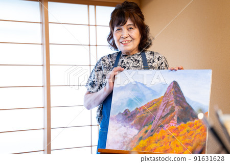 Senior woman drawing a picture Senior woman drawing a picture 91631628