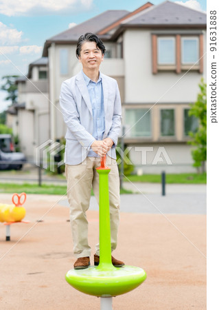 成年男子在公園裡隨意玩玩具 91631888