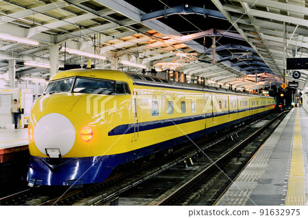 1999 922 型黃博士 T2 編隊 91632975