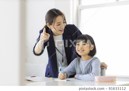 Elementary school girl studying at a cram school Elementary school girl studying at a cram school 91633112