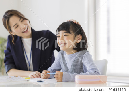 在補習班學習的小學生 91633113