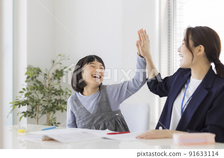 在補習班學習的小學生 91633114