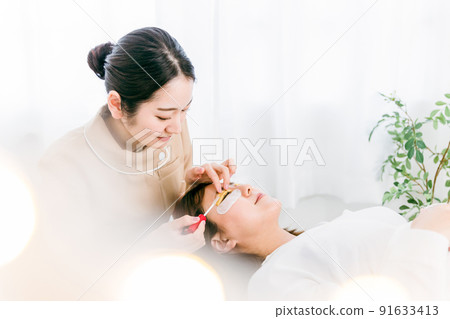 Women and eyelists with eyelash perms Women and eyelists with eyelash perms 91633413