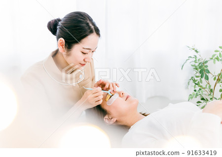 Women and eyelists with eyelash perms Women and eyelists with eyelash perms 91633419