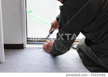 Replacement of broken glass due to the earthquake in a house 91633488