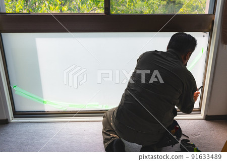 Replacement of broken glass due to the earthquake in a house 91633489