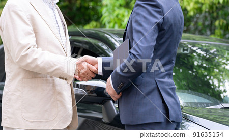 Car purchase assessment handshake Car purchase assessment handshake 91635154