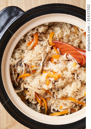Mushroom rice cooked in a clay pot 91635502