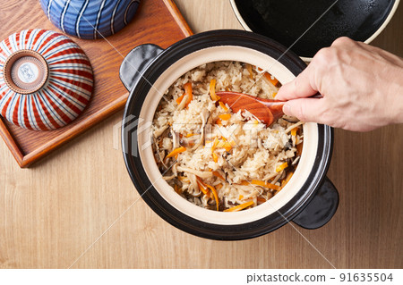 用煲煮蘑菇飯 用煲煮蘑菇飯 91635504