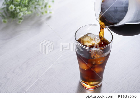 倒入冰咖啡 91635556
