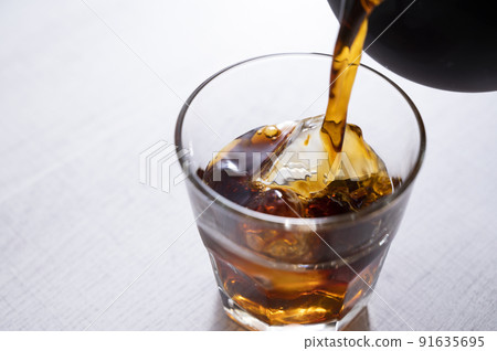 倒入冰咖啡 91635695