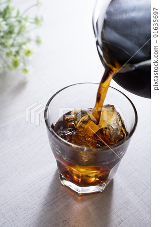 Pour iced coffee 91635697