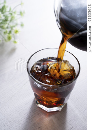 Pour iced coffee 91635698