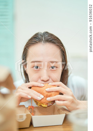 吃漢堡包的婦女 91636032