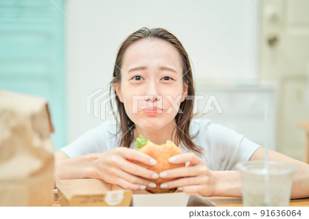 吃漢堡包的婦女 91636064