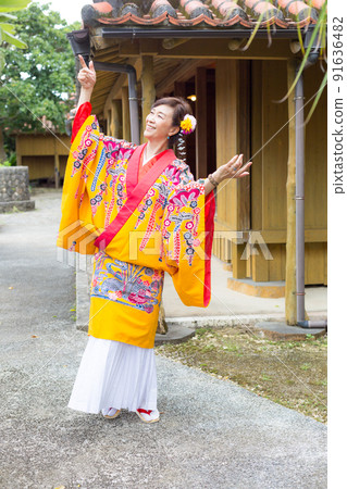 舊琉球王國沖繩,穿著民族服飾的旅行少女 舊琉球王國沖繩,穿著民族服飾的旅行少女 91636482