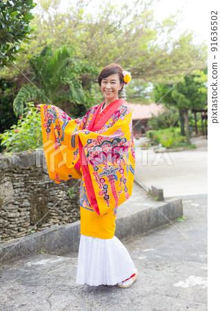 A traveling girl wearing a folk costume in the old Ryukyu Kingdom of Okinawa 91636502