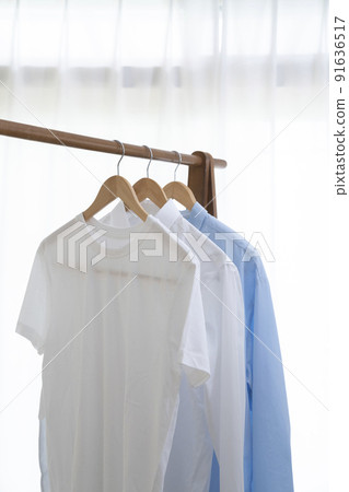 掛在衣架上的男士襯衫 91636517