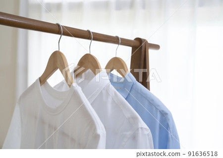 掛在衣架上的男士襯衫 掛在衣架上的男士襯衫 91636518