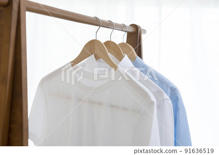 掛在衣架上的男士襯衫 91636519