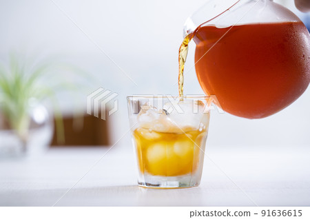 倒入冰如意寶茶 91636615