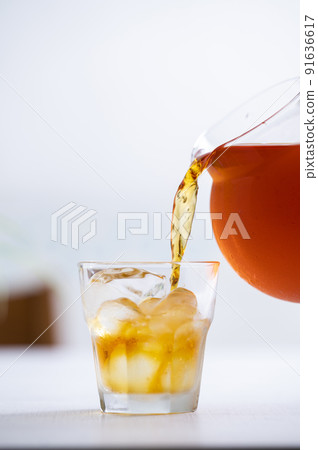 Pour ice rooibos tea 91636617