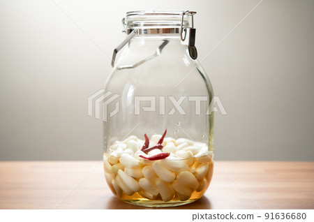 罐子里手工製作的糖醋醃蔥 罐子里手工製作的糖醋醃蔥 91636680