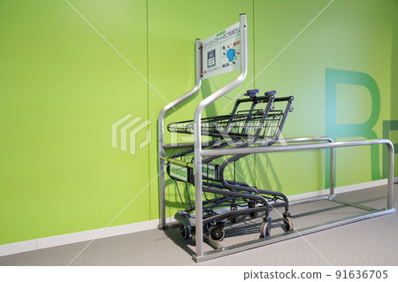 連鎖超市門口的投幣式購物車（投幣式購物車） 91636705