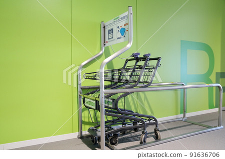 Coin-operated shopping cart chained to the entrance of the supermarket (coin-insertion shopping cart) 91636706