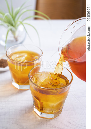 Pour ice rooibos tea Pour ice rooibos tea 91636924