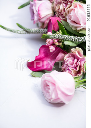 Bouquet from roses and cala lilies 91638353