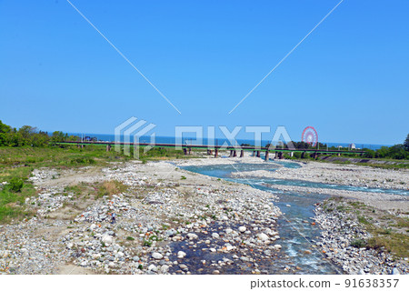 [Uozu City, Toyama Prefecture] Hayatsuki River Estuary and Toyama Bay 91638357