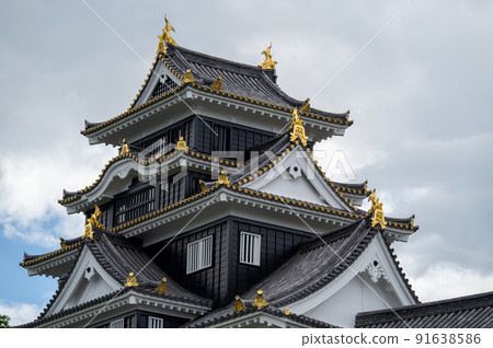From the east bank of Asahikawa, you can see the castle tower of Okayama Castle, which has undergone a major renovation of Reiwa. 91638586