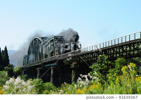 Banetsu Monogatari on the Ban-Etsusai Line crossing the iron bridge with black smoke Banetsu Monogatari on the Ban-Etsusai Line crossing the iron bridge with black smoke 91639367