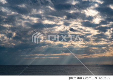 The sea where the light penetrates 91639699